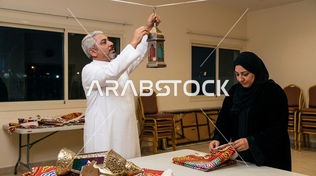 رجل وامرأة سعوديان يجهزان فانوس رمضان التقليدي