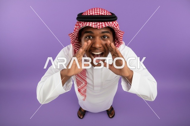 رجل سعودي يصرخ بالثوب التقليدي على خلفية بنفسجية