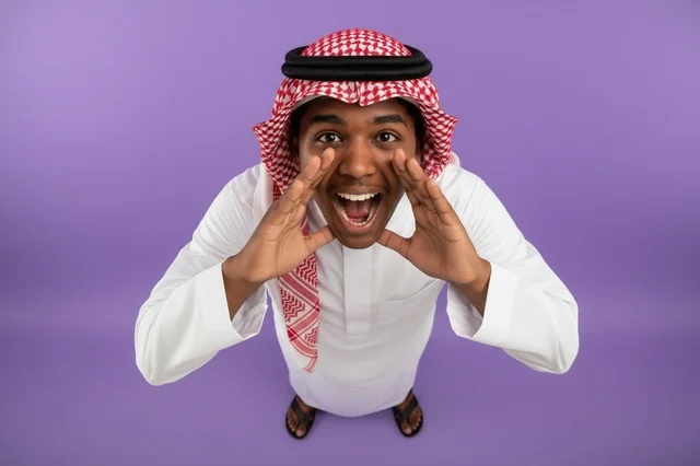 رجل سعودي يصرخ بالثوب التقليدي على خلفية بنفسجية