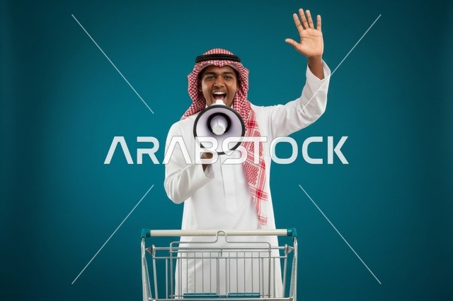 رجل سعودي مع مكبر صوت وعربة تسوق