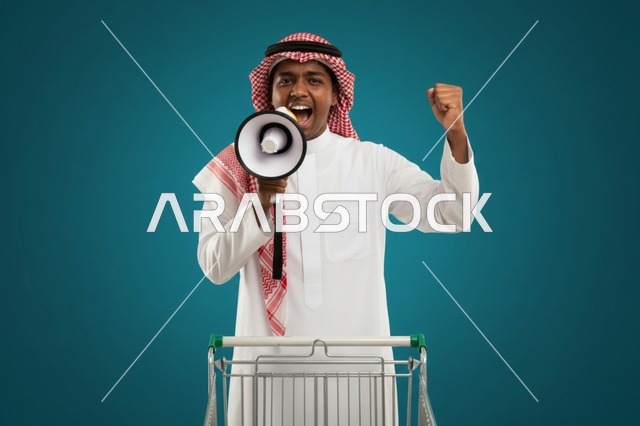 رجل سعودي مع مكبر صوت وعربة تسوق