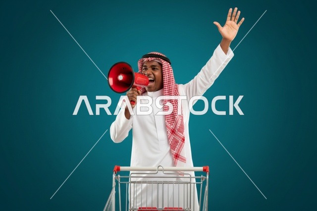رجل سعودي مع مكبر صوت وعربة تسوق