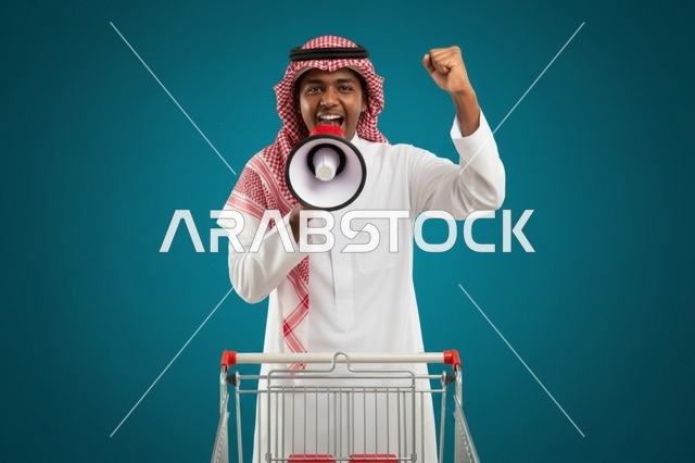 رجل سعودي مع مكبر صوت وعربة تسوق