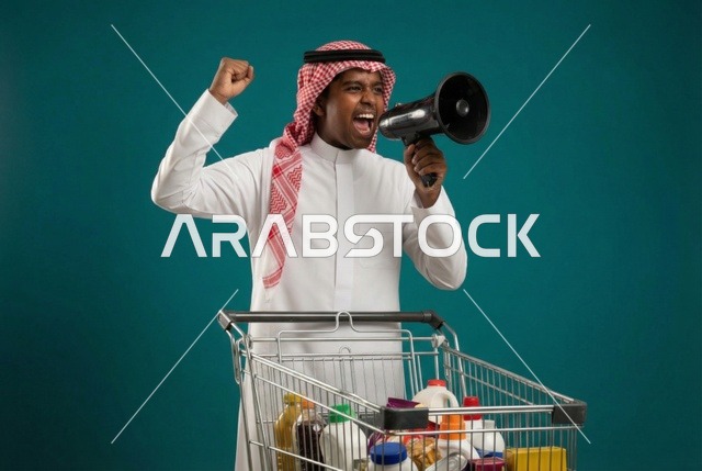 رجل سعودي مع مكبر صوت وعربة تسوق