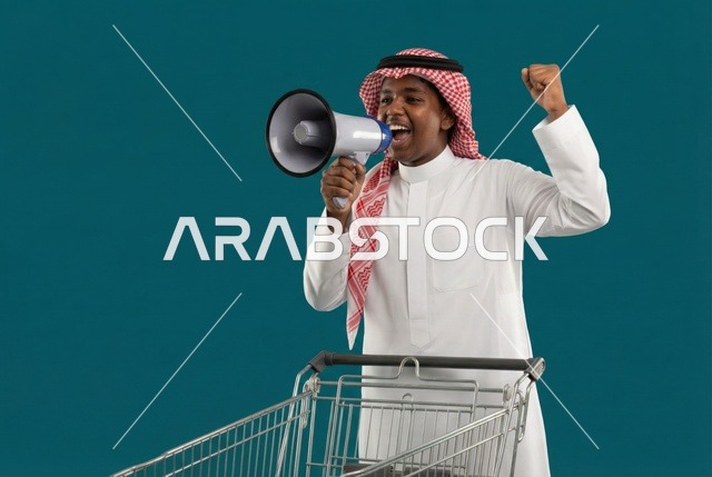 رجل سعودي مع مكبر صوت وعربة تسوق للعروض