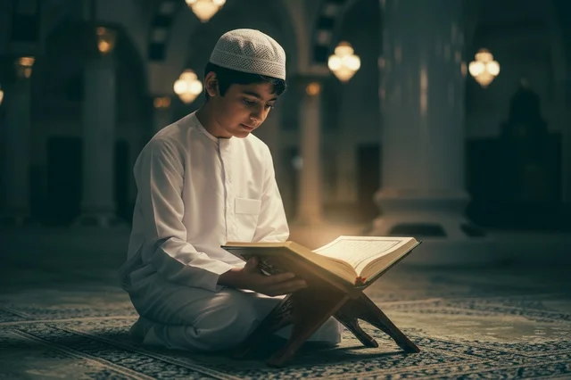 طفل عربي يقرأ القرآن الكريم داخل المسجد في أجواء روحانية