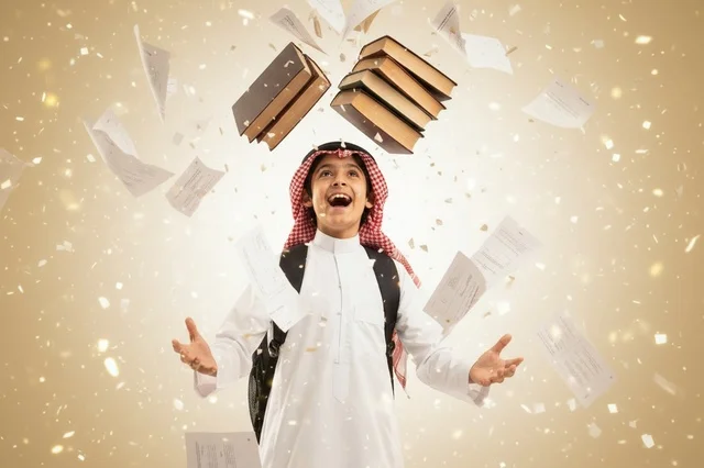 طالب سعودي يحتفل بالنجاح والتخرج في الاستوديو