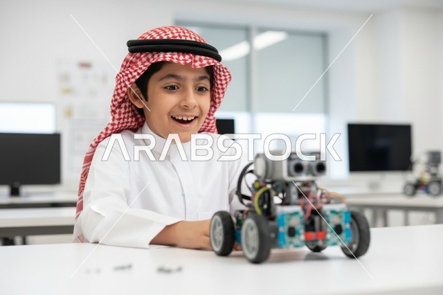 طفل سعودي يتعلم الروبوتات في مختبر مدرسي حديث
