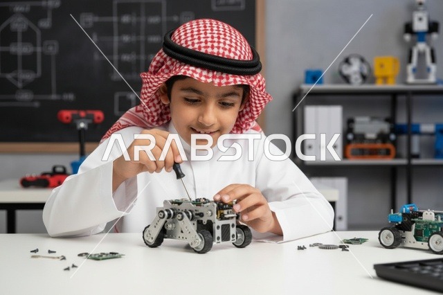 طفل سعودي يجمع روبوت في فصل تعليمي
