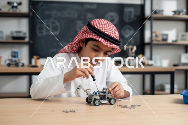 طفل سعودي يصنع روبوت في فصل دراسي