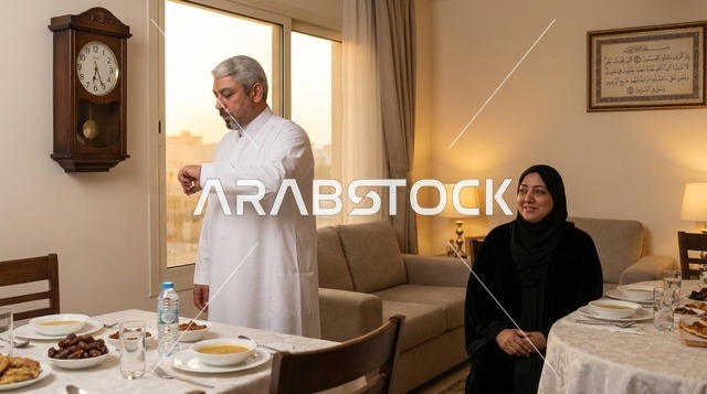 زوجان عربيان على مائدة إفطار رمضان