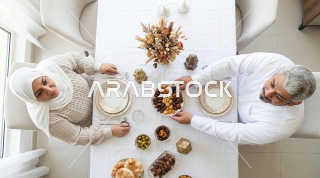زوجان عربيان على مائدة إفطار رمضان منظر علوي