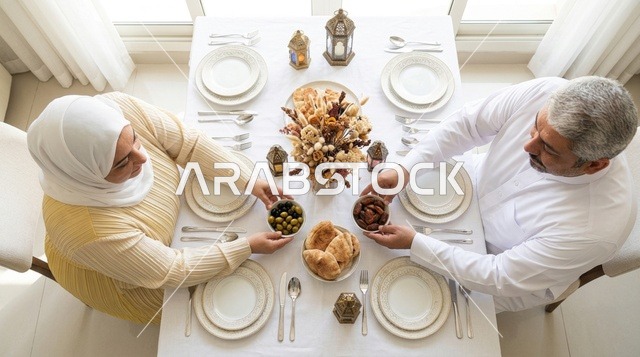 زوجان عربيان على مائدة إفطار رمضان منظر علوي