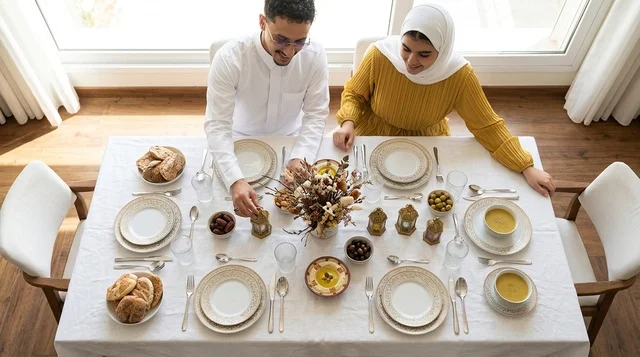 زوجان سعوديان على مائدة إفطار رمضان مع أطعمة تقليدية