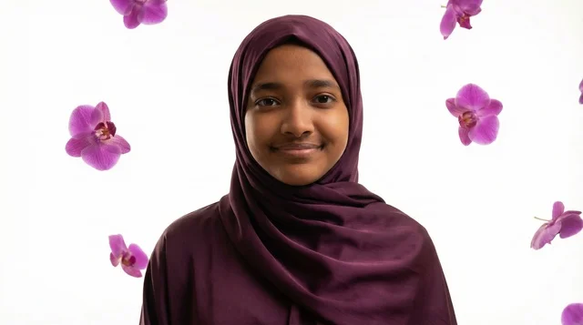 امرأة سودانية بالحجاب الأرجواني مع زهور الأوركيد
