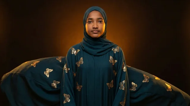 بورتريه فتاة سودانية بالعباءة التقليدية الخضراء