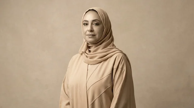 بورتريه لامرأة سعودية ترتدي الحجاب والعباية البيج