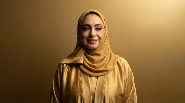 بورتريه لامرأة عربية بعباءة وحجاب باللون الذهبي بورتريه لامرأة عربية بعباءة وحجاب باللون الذهبي
