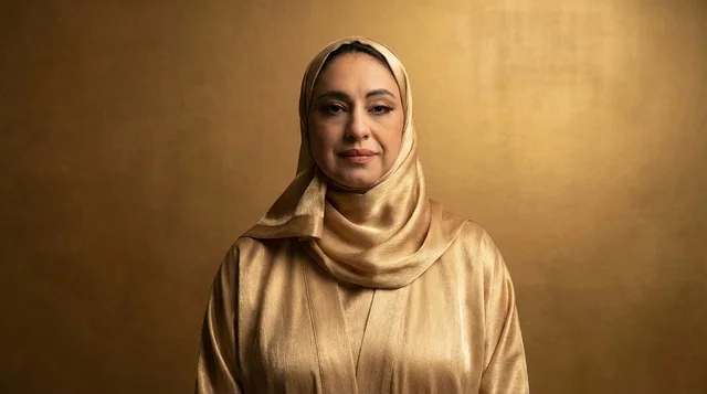 امرأة سعودية بالزي التقليدي والحجاب الذهبي