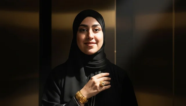 امرأة إماراتية بالعباءة والمجوهرات الذهبية