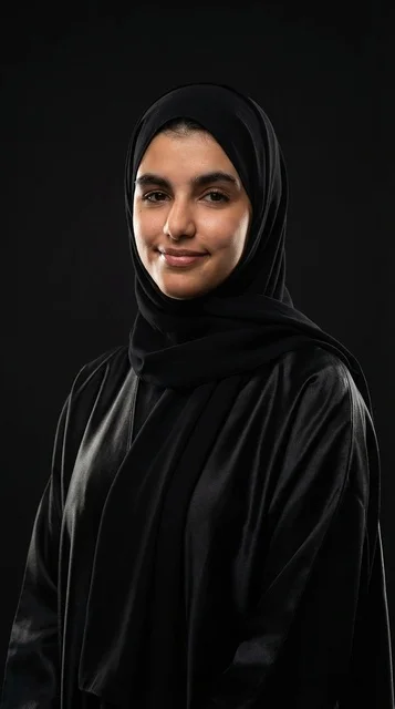 امرأة سعودية بالعباية والحجاب في استوديو تصوير