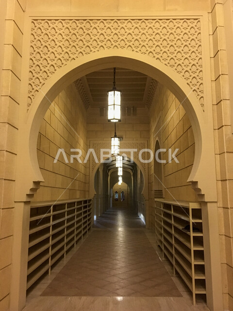 صورة لممر على شكل قوس في مسجد بن حمودة بمدينة العين بإمارة أبو ظبي، أجواء رمضان المبارك، العمارة الإسلامية، الإمارات العربية المتحدة.