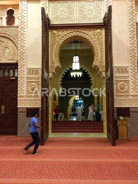 صورة من الداخل لمسجد بن حمودة في مدينة العين بإمارة أبو ظبي بدولة الإمارات العربية المتحدة، الزخرفة الإسلامية، العبادة والتقرب الى الله، أجواء رمضان المبارك، تصاميم وديكورات إسلامية مميزة