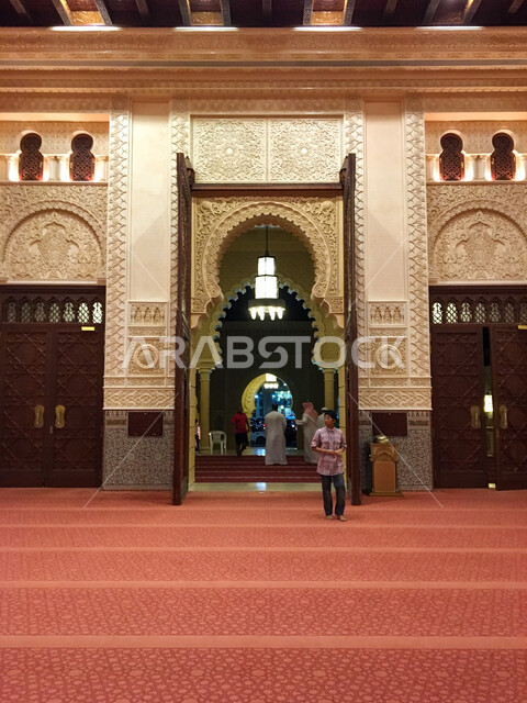 صورة من الداخل لمسجد بن حمودة في مدينة العين بإمارة أبو ظبي بدولة الإمارات العربية المتحدة، الزخرفة الإسلامية، العبادة والتقرب الى الله، أجواء رمضان المبارك، تصاميم وديكورات إسلامية مميزة