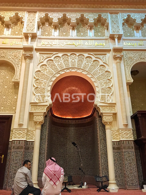 صورة من الداخل لمسجد بن حمودة في مدينة العين بإمارة أبو ظبي بدولة الإمارات العربية المتحدة، الزخرفة الإسلامية، العبادة والتقرب الى الله، أجواء رمضان المبارك، تصاميم معمارية إسلامية عريقة رائعة