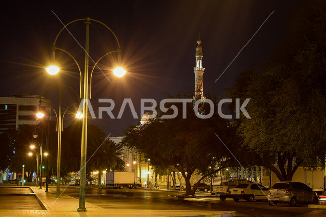 صورة ليلية لمسجد عبدالله الزرعوني من خلف الاشجار في مدينة العين بإمارة أبو ظبي بدولة الإمارات العربية المتحدة، العبادة والتقرب الى الله، قبة ومئذنة المسجد، اقامة الصلاة، الفن الاسلامي المعماري، صوت الآذان، دعوة المسلمين للصلاة