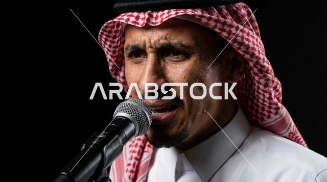 رجل سعودي يتحدث أمام الميكروفون في الاستوديو