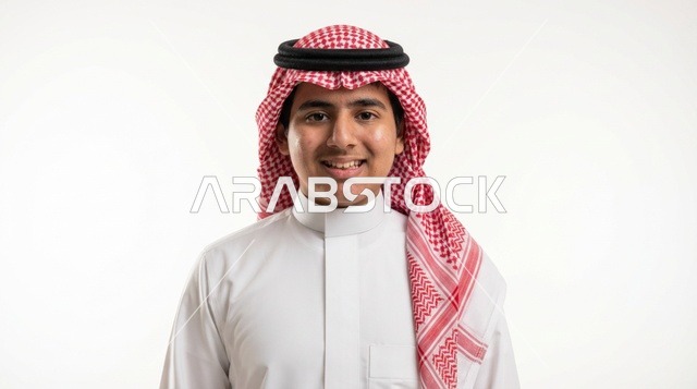 شاب سعودي مبتسم بالزي الوطني التقليدي