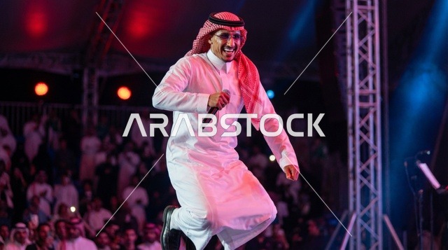 مغني سعودي يؤدي على المسرح في حفل موسيقي