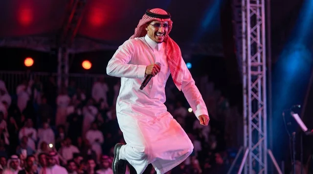 مغني سعودي يؤدي على المسرح في حفل موسيقي