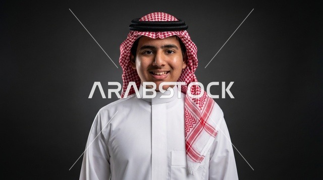 شاب سعودي مبتسم بالزي التقليدي الثوب والشماغ