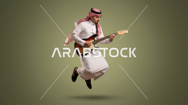 رجل سعودي يعزف الجيتار الكهربائي أثناء القفز