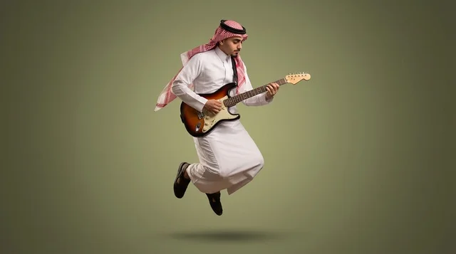 رجل سعودي يعزف الجيتار الكهربائي أثناء القفز