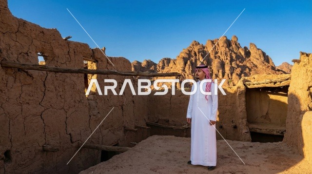رجل سعودي في موقع تراثي طيني قديم