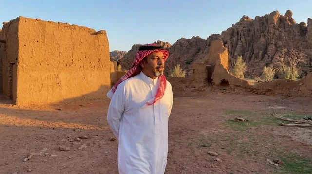رجل سعودي في أطلال صحراوية وقت الغروب