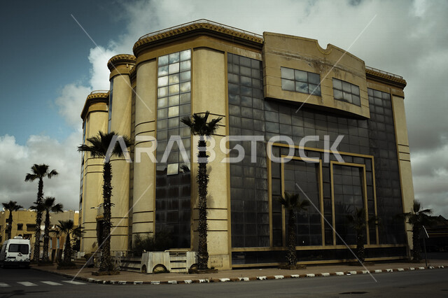 صورة لبناية بتصميم معماري حديث ، مبنى بنوافذ زجاجية ، الفن الحديث والتصميم المعماري ، العمارة المعاصرة  ، فنون الهندسة المعمارية 