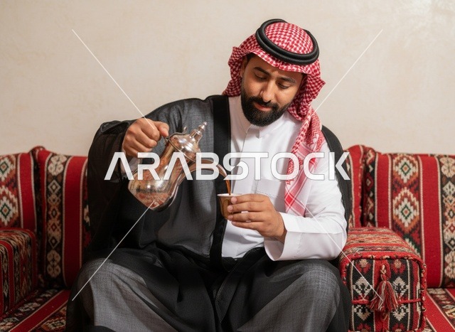 رجل سعودي يصب القهوة العربية في مجلس تقليدي