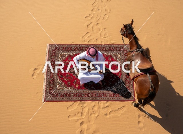 رجل سعودي يعزف العود في الصحراء مع خيل عربي
