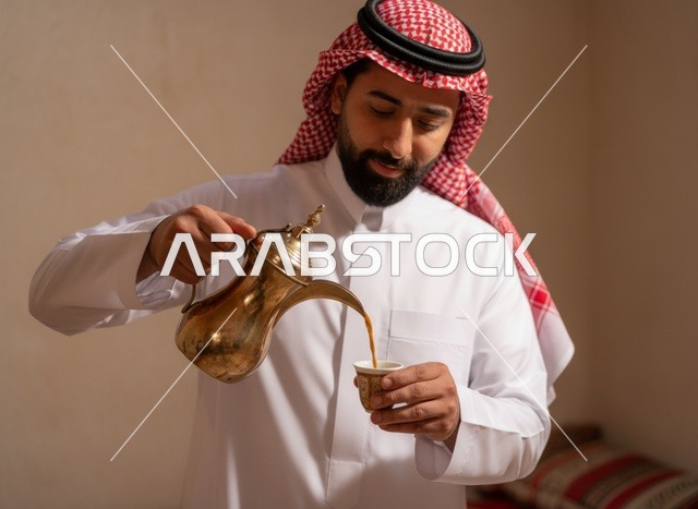 رجل سعودي يصب القهوة العربية من دلة ذهبية