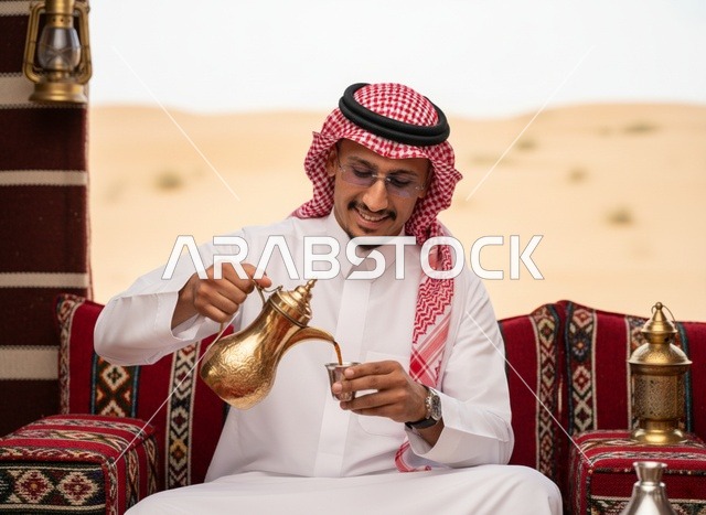 رجل سعودي يصب القهوة العربية في مخيم صحراوي