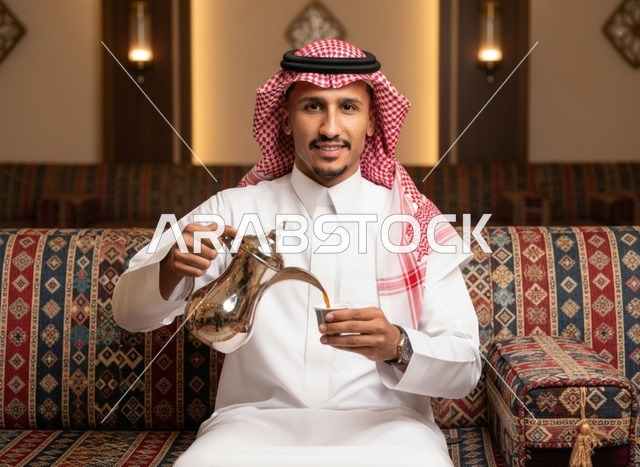 رجل سعودي يصب القهوة العربية في مجلس تقليدي