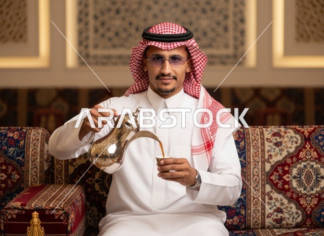 رجل سعودي يصب القهوة العربية في مجلس تقليدي