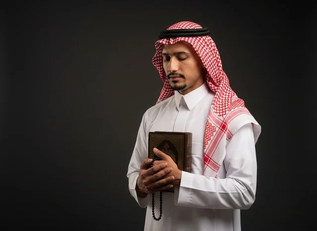 رجل سعودي يحمل المصحف الشريف والمسبحة