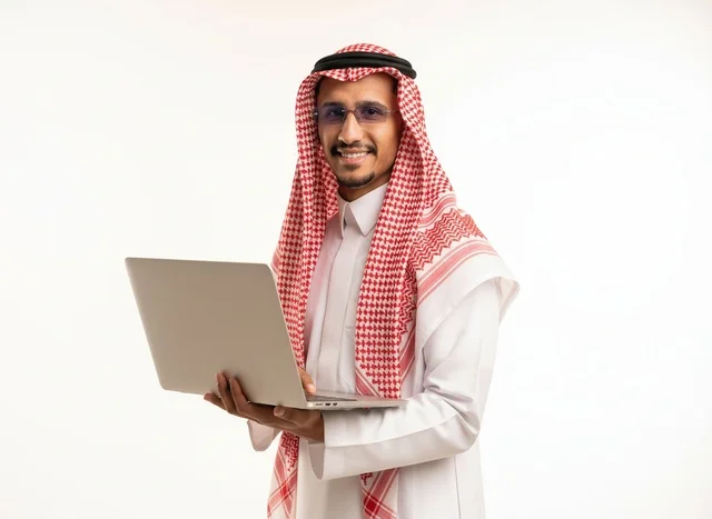 رجل أعمال سعودي يحمل لابتوب على خلفية بيضاء