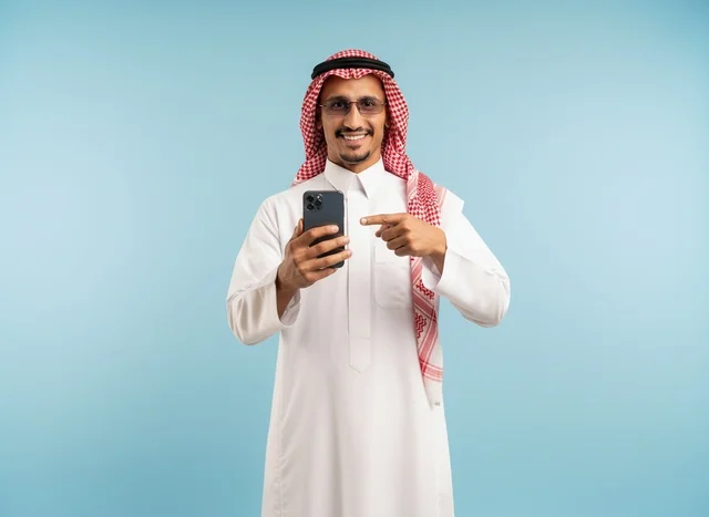 رجل سعودي يشير إلى هاتف ذكي بخلفية زرقاء