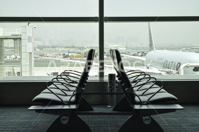 صورة لكراسي فارغة في قاعة الانتظار في مطار حمد الدولي بمدينة الدوحة، معالم قطر، قاعة انتظار المسافرين ، رحلة جوية سياحية ، سياحة وسفر 